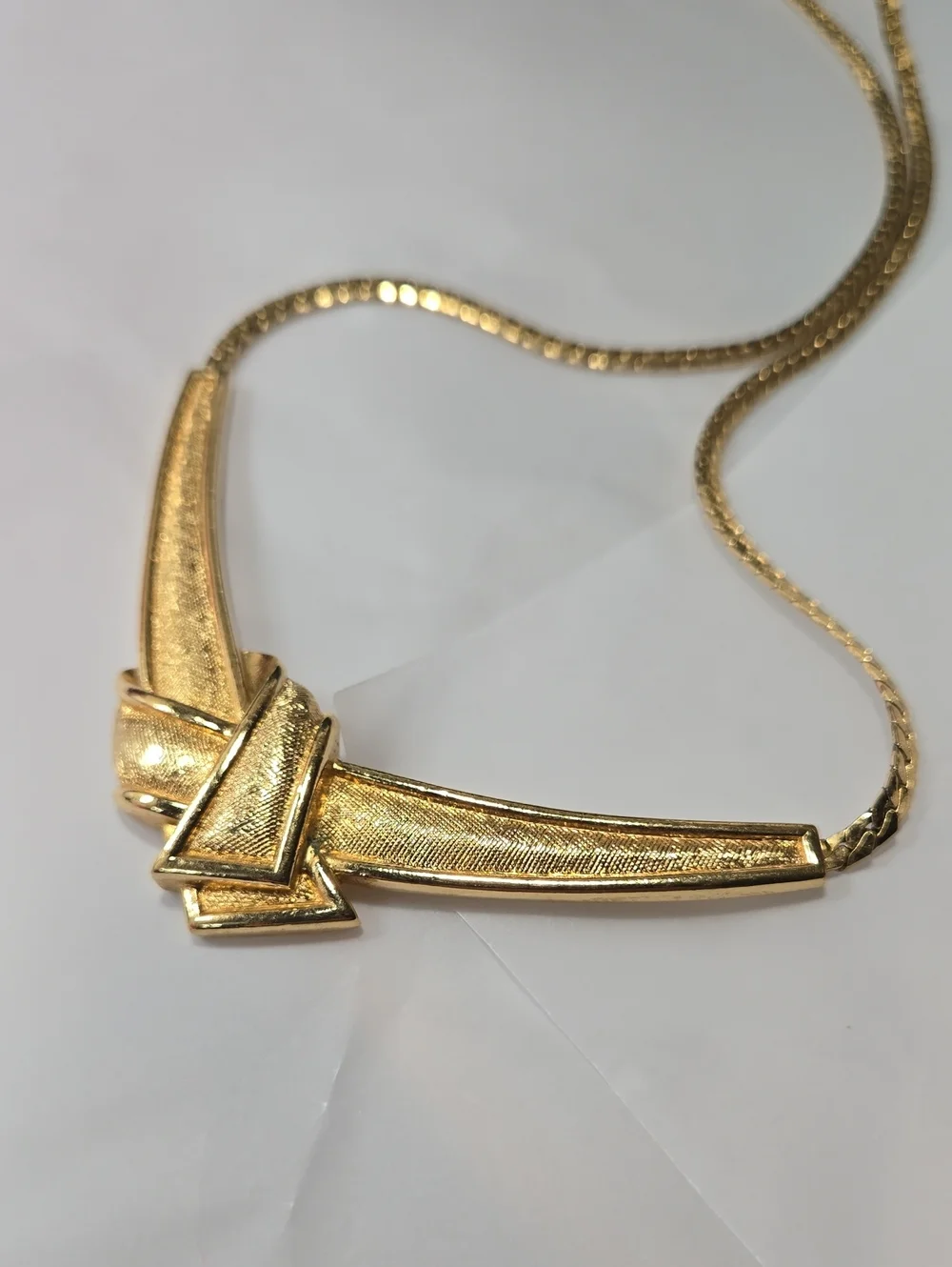 Avon Vintage Gold Plated Sculpted Pendant Necklace